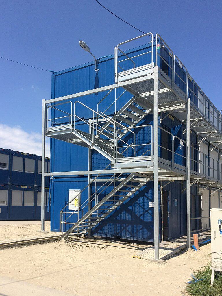 Scări metalice pentru containere de șantier – Americasa.ro